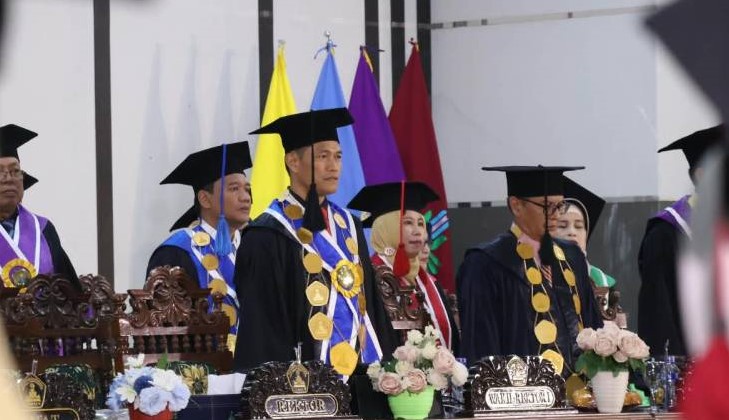 Wisuda ke-80 dan ke-61 UIN KHAS Jember: Prof. Sahiron berpesan agar para lulusan tidak membatasi diri dalam mencari pekerjaan.