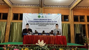 Workshop Penyusunan dan Pengembangan Kurikulum FTIK dan Prodi PGMI